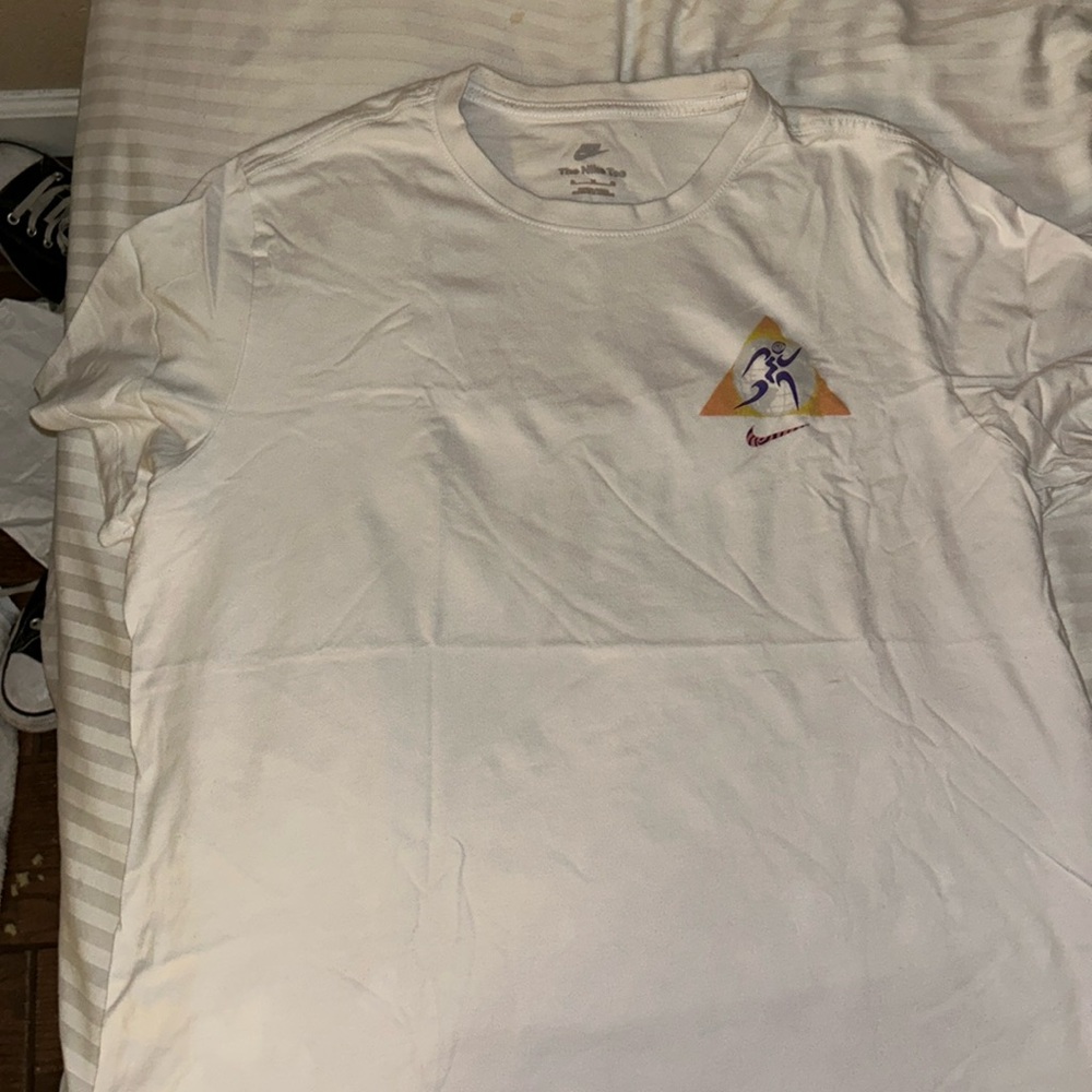 Nike shirt barley used size XL cool design on back and front